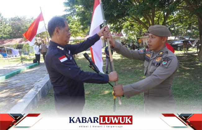 Sekretaris Daerah Kabupaten Banggai, Ir. Abdullah, M.Si, secara simbolis membagikan bendera merah putih kepada wakil pelajar dan perwakilan dari organisasi masyarakat
