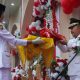 Bupati Banggai, Ir. H. Amiruddin, MM saat menerima Bendera Merah Putih Usai Upacara Penurunan Bendera rankaian HUT Kemerdekaan RI Ke-78