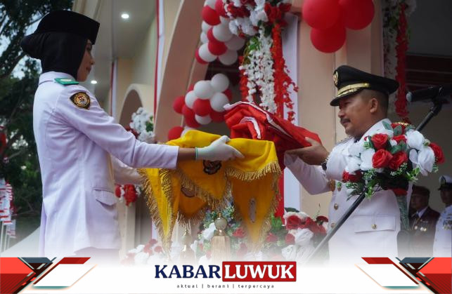 Bupati Banggai, Ir. H. Amiruddin, MM saat menerima Bendera Merah Putih Usai Upacara Penurunan Bendera rankaian HUT Kemerdekaan RI Ke-78