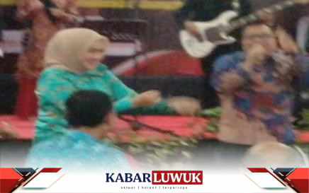 Kajari Banggai, Raden Wisnu Bagus Wicaksono saat membawakan lagu"Kamu Nggak Sendirian" Sangat memukau para Undangan