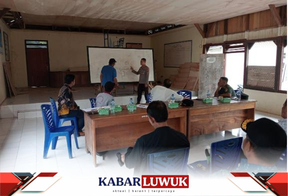 Kapolsek Toili IPTU Nanang Afrioko, SH, MH, memimpin rapat persiapan menjelang peresmian Kecamatan Toili Jaya