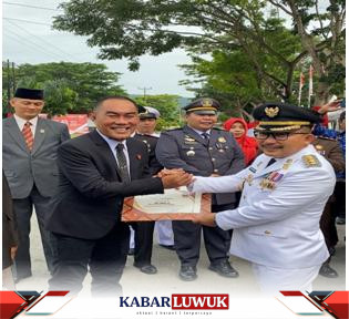 Kasat Intelkam Polres Banggai terima penghargaan dari Pemerintah kabupaten Banggai