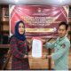 Ketua Divisi Teknis KPU Parigi Moutong, Aryana (kiri) saat menyerahkan berita acara pengajuan dokumen persyaratan Bacaleg kepada anggota Bawaslu Parigi Moutong.