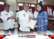 Sekretaris Daerah Kabupaten Banggai Serahkan Surat Keputusan Pengangkatan PNS Tahun 2023