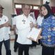 Sekretaris Daerah Kabupaten Banggai Serahkan Surat Keputusan Pengangkatan PNS Tahun 2023