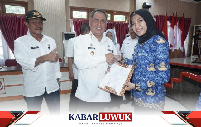 Sekretaris Daerah Kabupaten Banggai Serahkan Surat Keputusan Pengangkatan PNS Tahun 2023