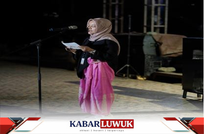 Ketua Yayasan Babasal Mombasa, Ama Gaspar, saat tampil membawakan puisi di Festival Sastra Banggai tahun 2022 lalu. (Foto Dokumentasi FSB)