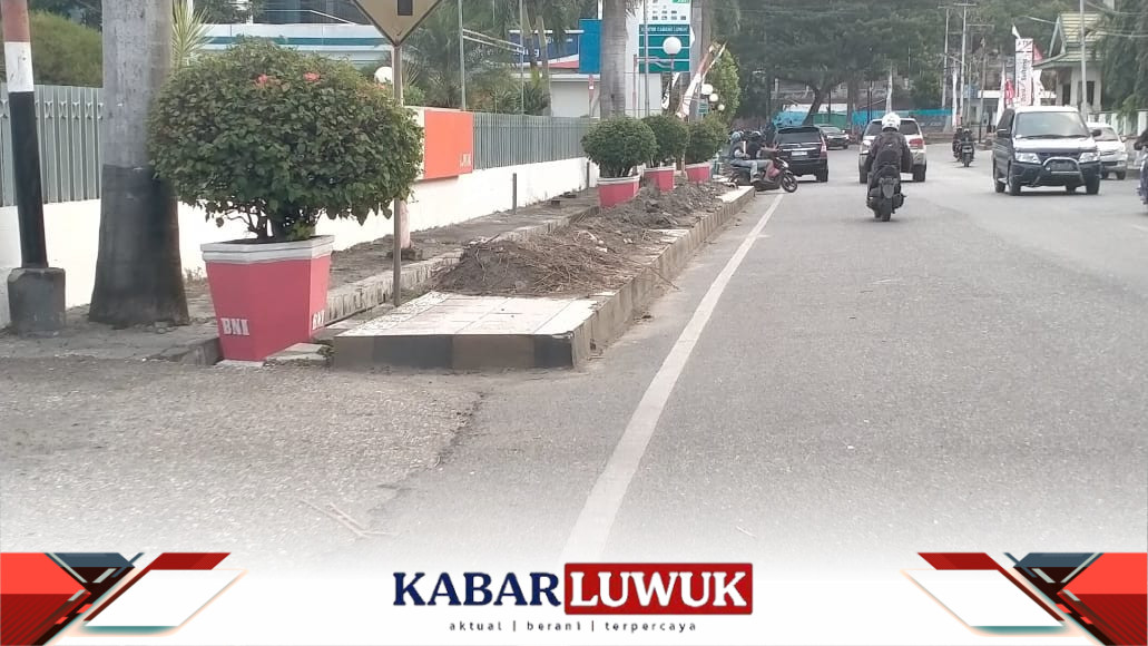 Tumpukan Pasir Hasil Galian Dibiarkan Depan BNI dan BRI