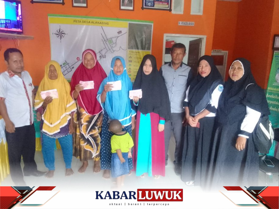 Pemdes Alakasing Serahkan Santunan Kematian, 4 Kepala keluarga Ahli waris Terima 1,2 juta.