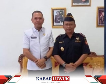 Kepala Kantor Bea Cukai Luwuk Mu'amar Khdafi saat berkunjung ke Kantor Kejaksaan Negeri Banggai Laut dan diterima langsung oleh Kajari Banggai Laut, Reinhard Tololiu