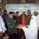 Kepala Kantor Kementrian Agama Kabupaten Banggai Kepulauan Serahkan 60 Alqur'an untuk Pembinaan Majelis Ta'lim Barokah"