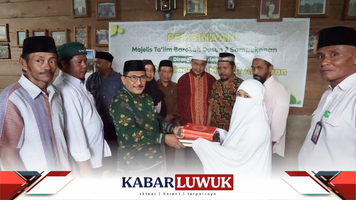 Kepala Kantor Kementrian Agama Kabupaten Banggai Kepulauan Serahkan 60 Alqur'an untuk Pembinaan Majelis Ta'lim Barokah"