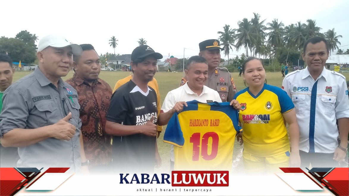 Walikota Palu, Hardianto Rasyid, dengan penuh semangat membuka Semi Open Turnamen Sepak Bola Hardianto Rasyid Cup