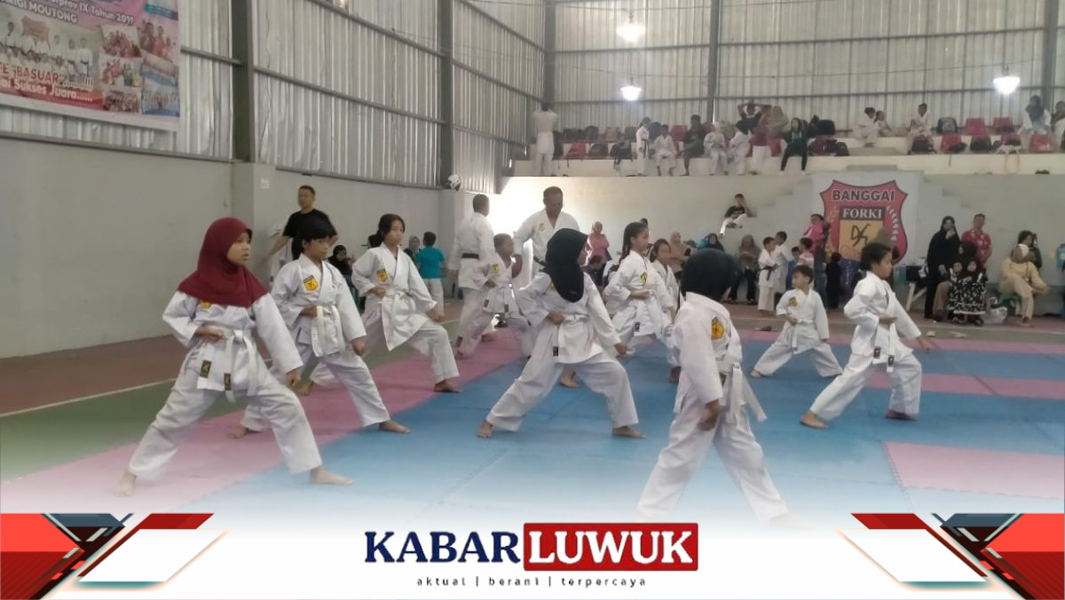 Para Siswa Sabutk Putih dengan tekun mengikuti Ujian kenaiak Tingkata di gedung SSC Banggai