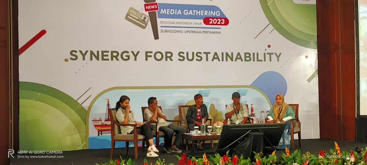 Labi Mopok berbagi cerita jadi lokal hero pada media gathering. 