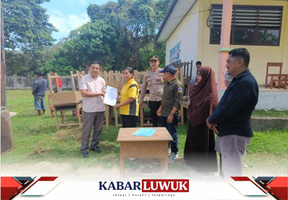 Kapolsek Bulagi Atasi Masalah Siswa Belajar Tanpa Kursi Dan Meja Di Sekolah Pegunungan