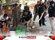 Polres Banggai Salurkan 5.000 Liter Air Bersih di HUT Humas Polri Ke-72