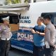 Kanit Reg. Ident Polres Banggai, Ipda Suparjan SH saat memberikan keterangan kepada warga yang akan mengurus perpanjangan SIM