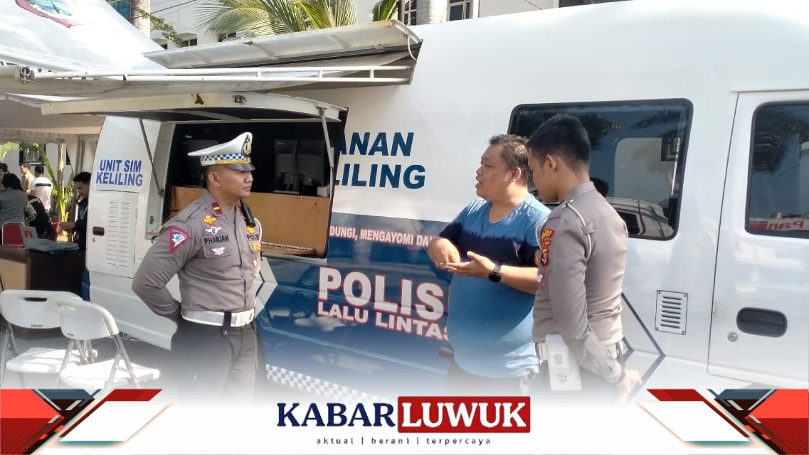 Kanit Reg. Ident Polres Banggai, Ipda Suparjan SH saat memberikan keterangan kepada warga yang akan mengurus perpanjangan SIM