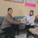 Kasubbagdalpers Bag SDM Polres Banggai, IPTU Kadek Dian Sri Rahayu, secara resmi menyerahkan buku-buku ini kepada kepala sekolah dan perwakilan anak-anak.