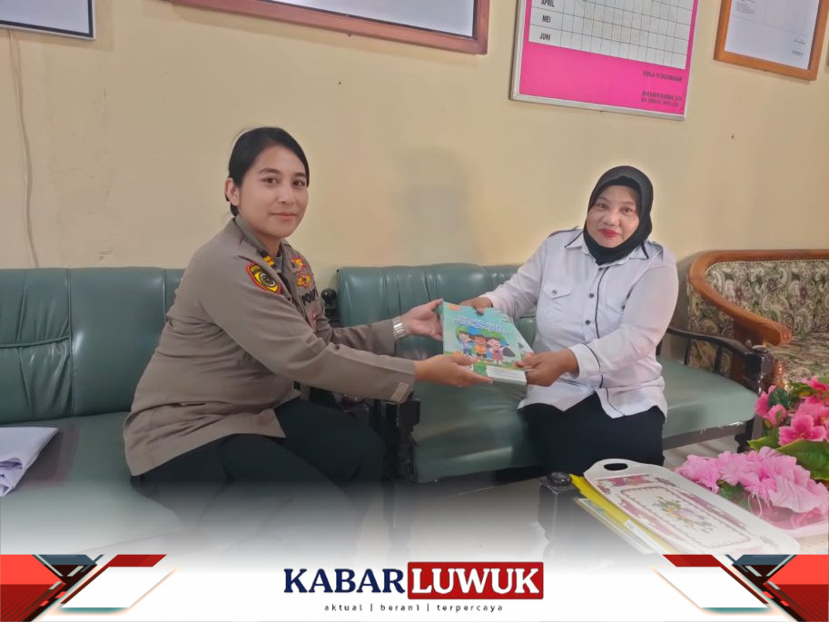 Kasubbagdalpers Bag SDM Polres Banggai, IPTU Kadek Dian Sri Rahayu, secara resmi menyerahkan buku-buku ini kepada kepala sekolah dan perwakilan anak-anak.