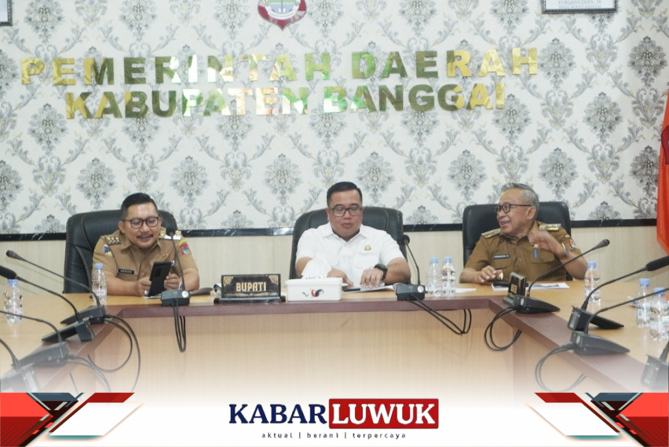 Bupati Banggai, H. Amirudin, beserta Wakil Bupati Banggai, H. Furqanuddin, ikut berpartisipasi secara daring melalui Zoom Meeting dalam acara Webinar Praktek Baik Desa Bebas Stunting (De 'Best) di 1000 HPK Seri 6