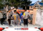 Plh Kapolsek Luwuk Bersama Warga Buka Kantor Kecamatan yang Disegel Akibat Sengketa Lahan