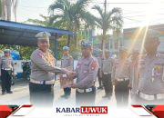 Kasatlantas Beri Penghargaan Kepada Dua Anggota Satlantas Polres Banggai