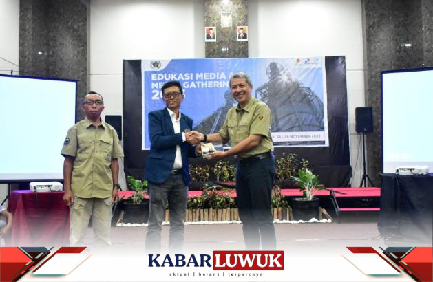 Wakil ketua Bidang Pendidikan PWI Pusat, I Gusti Made Dwikora Putra saat menyerahkan Penghargaan Kepada Job Tomor yang diterima oleh Relation, Security, dan Comdev Manajer JOB Tomori, Visnu C. Bhawono dan didampingi langsung oleh Ketua PWI Banggai, Iskandar Djiada