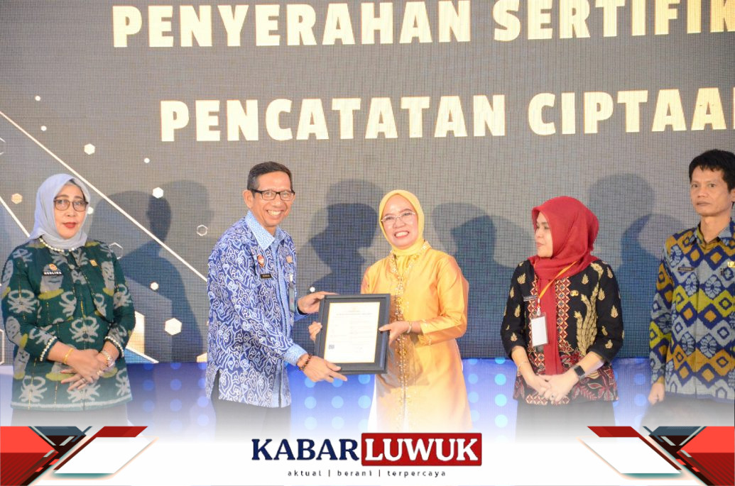 Kakanwil Kemenkumham Sulteng Serahkan Empat Sertifikat Hak Cipta Kepada Pemprov Sulteng