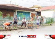 Koramil 1308-01/LB Bersama Masyarakat Simpong Bersihkan Drainase untuk Cegah Banjir dan DBD
