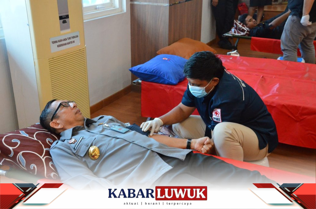 Kepala Kantor Kementrian Hukum dan Ham Provinsi Sulawesi Tengah, Hermansyah Siregar gelar aksi donor darah Sambut HBI ke 74