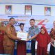 Kepala Kantor Imigrasi Kelas II Non TPI Banggai, Octaveri,S.KOM, MA saat menyerahkan bantuan kepada SLB di Kilongan