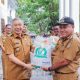 Camat Luwuk, Rifoldy Penak secara simbolis menerima bantuan beras dari pemerintah Kabupaten Banggai yang diserahkan langsung oleh Wakil Bupati Banggai, Furqanuddin Masulili