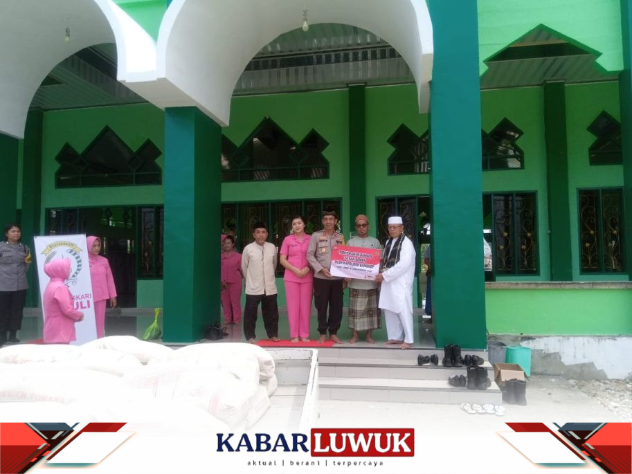 Polres Bangkep Serahkan Bansos Semen Untuk Masjid Al-Mubarak di Desa Baka