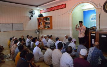 Kepala Kantor Wilayah Kementrian Hukum dan Ham Provinsi Sulawesi Tengah, Hermansyah Siregar saat memberikan Tausiah di hadapan para Tahanan di Rutan Palu