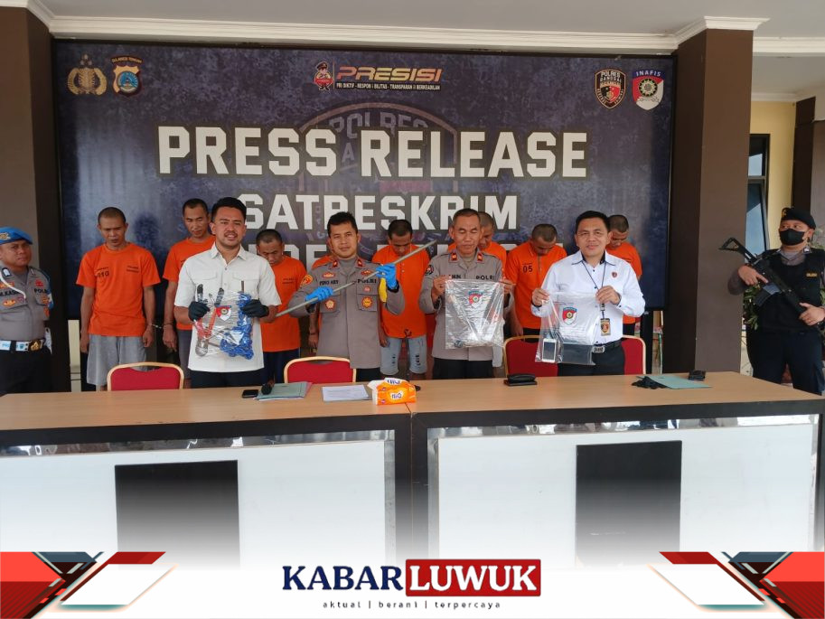 Wakapolres Banggai, Kompol Pino Ary didampingi Kasat Reskrim, Kasi Humas dan KBO Reskrim saat menggelar Konfrensi Pers di Halaman Mapolres Banggai