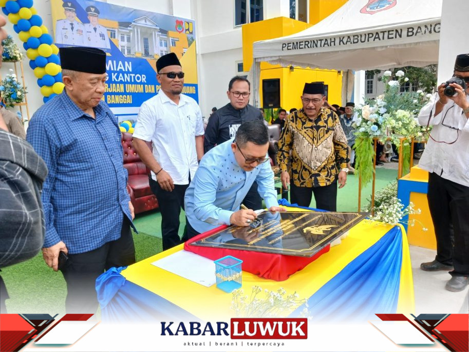 Bupati BAnggai, Ir. H. Amiruddin meresmikan Kantor PUPR Banggai