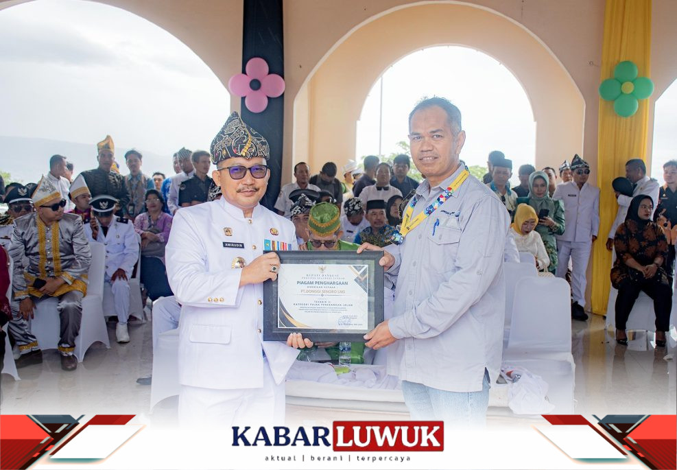 Bupati Banggai, Amriduddin Tamoreka, menyerahkan penghargaan secara langsung kepada External Relations Officer DSLNG, Nurianto