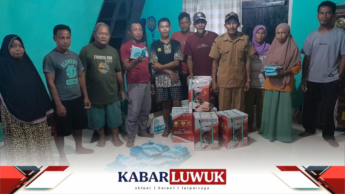 Bentuk Perhatian Pada Masyarakat, Pemdes Kolak Berikan Bantuan Mesin Potong Rumput Dan Pupuk Pada 2 Kelompok Petani