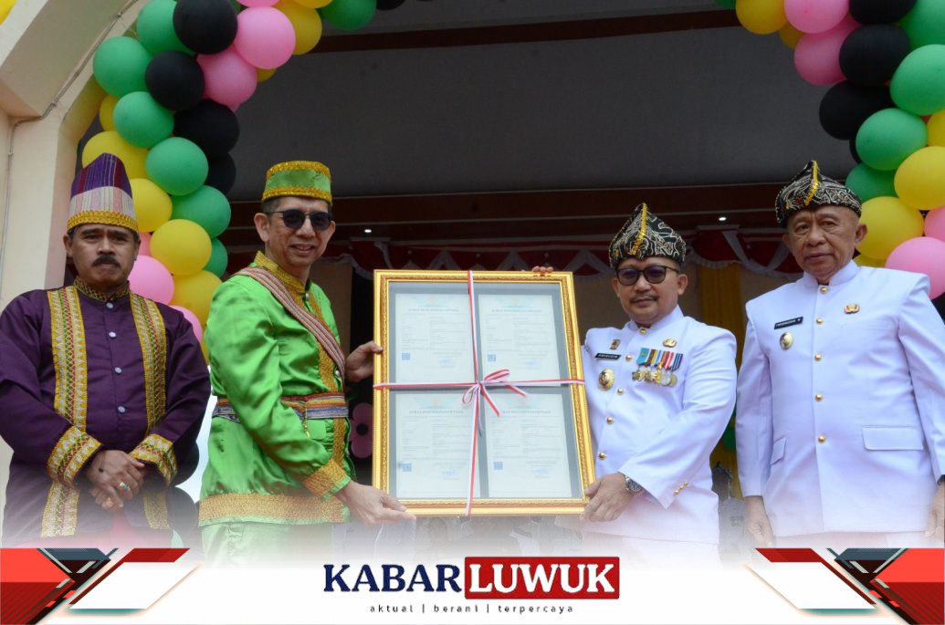 Kepala Kantor Wilayah Kementrian Hukum dan Ham Provinsi Sulawesi Tengah, Hermansyah Siregar saat menyerahkan Sertifikat Hak Cipta Kepada Bupati Banggai Pada HUT Kabupaten Banggai ke 64.