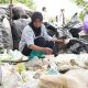 kesadaran masyarakat terhadap lingkungan di Desa Labota, Kecamatan Bahodopi, Kabupaten Morowali, Sulawesi Tengah membuat limbah plastik jadi bernilai ekonomis