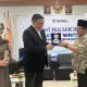 Menerima Plakat UPG dari Rektor UPG Dr. H. Romli Ardie HS, M.Pd. (kanan) pada penutupan Workshop "Creative Writing" di Kampus UPG di Kota Serang, Banten, Jumat 12 Juli 2024 (Foto: Humas UPG)