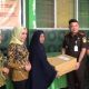 Kepala Kejaksaan Negeri Banggai, Anton Rahmanto saat memberikan bingkisan kepada keluarga Purna Adhiyaksa