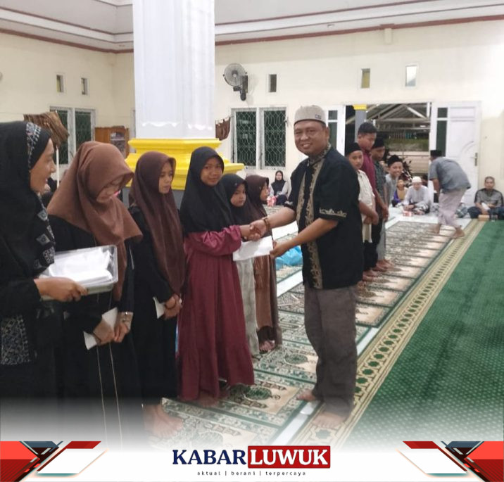 Kapolsek Toili, AKP Raden Hermawan, menghadiri acara santunan anak yatim 1446 Hijriah di Masjid At-Taroohum, Desa Tirtakencana, Kecamatan Toili