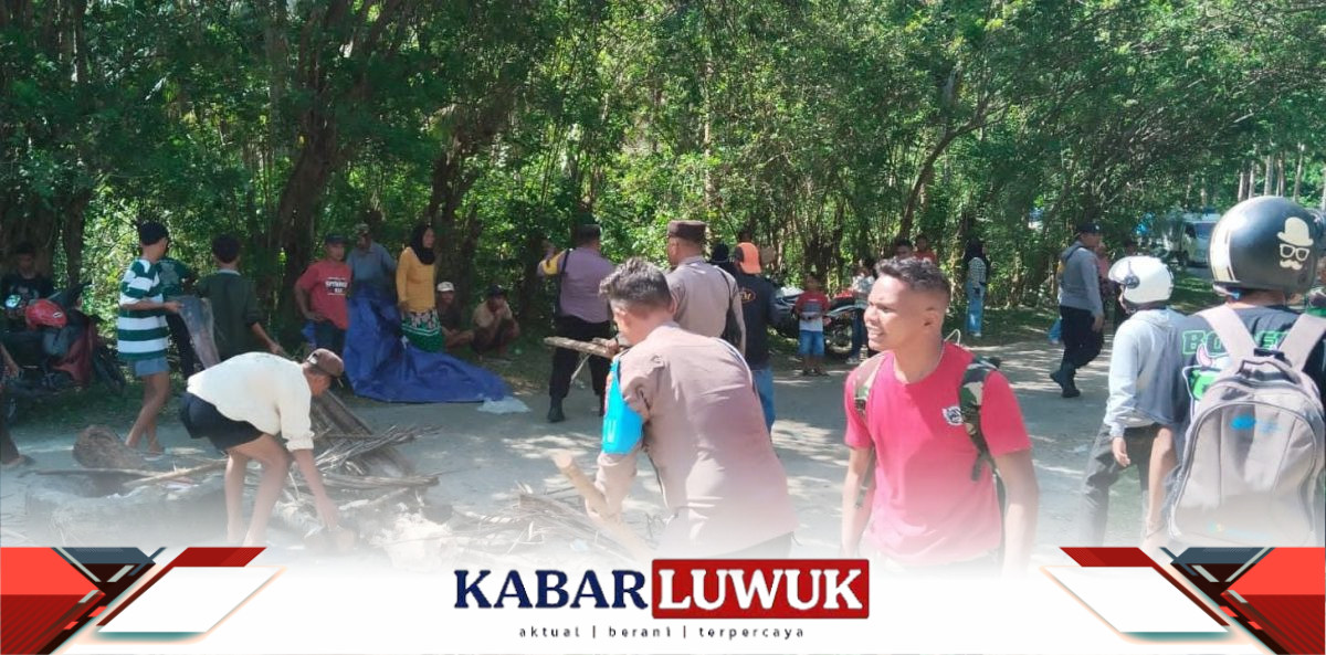 Kapolsek Pagimana AKP Laata bersama sejumlah personelnya, dengan bantuan dari TNI, berhasil membuka blokade jalan yang dilakukan oleh sejumlah warga Desa Siuna.