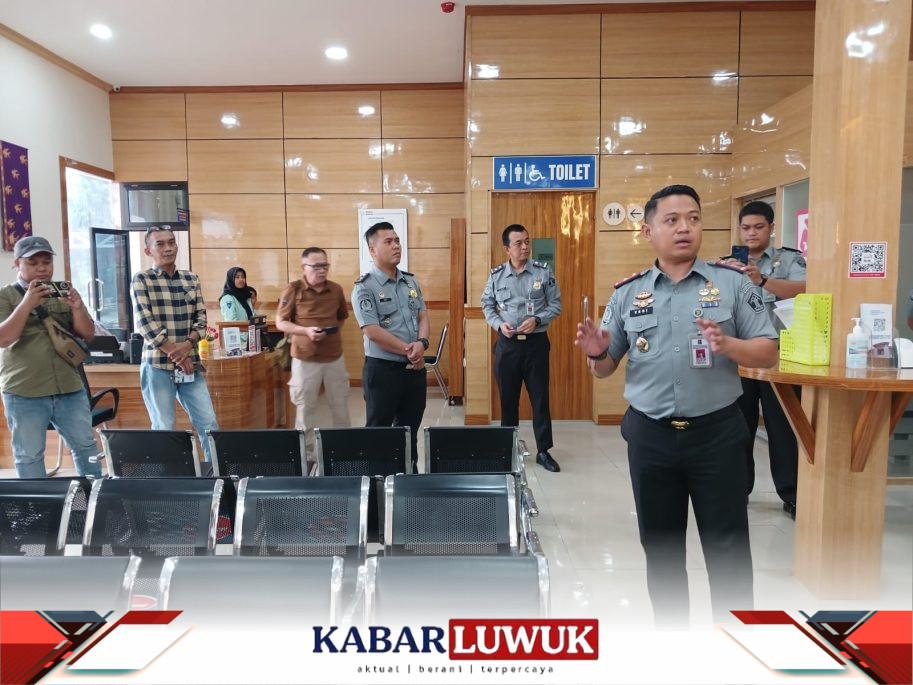 Kepala Kantor Imigrasi Kelas II Non TPI Banggai, Octaveri, S.Kom,MA saat memberikan penjelasan kepada Para Wartawan Kabupaten Banggai