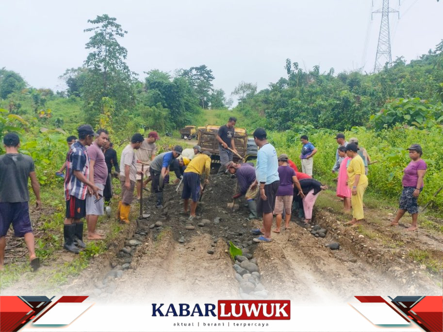 Peduli Sesama, Relawan Sulianti Murad Turun Tangan Perbaiki Jalan di Dua Wilayah