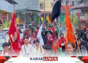 Meski Diguyur Hujan Mahasiswa Banggai Datangi Kantor DPRD