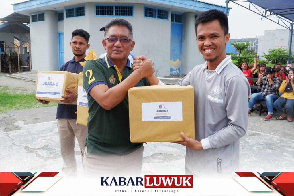 Kepala Lembaga Pemasyarakatan Kelas II B Luwuk, Efendy Wahyudi Saat memberikan Hadiah kepada Salah satu Pemenang WBP Luwuk